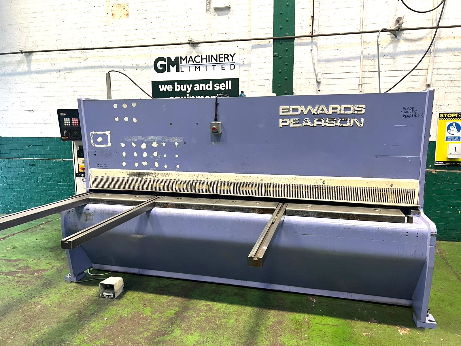 Shearing/EDWARDS PEARSON Model VE10/3000 Hydraulic Guillotine with Swissax 2000 NC Backgauge.Year 1993